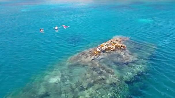 Antik Kilátás Panoráma Egy Szikla Három Ember Búvárkodás Sziklás Korall — Stock videók