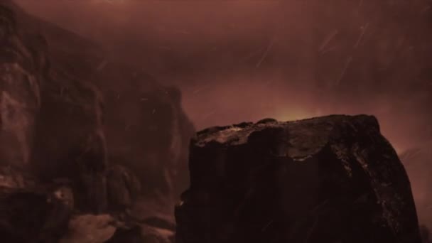 电影拍摄的是一个狂风暴雨的远古外星人坠毁的地方 一个平坦的上升揭示了一个巨大的浩瀚的废弃的宇宙飞船在远方 过去的巨石与外星人的拼图 红色的计划 — 图库视频影像