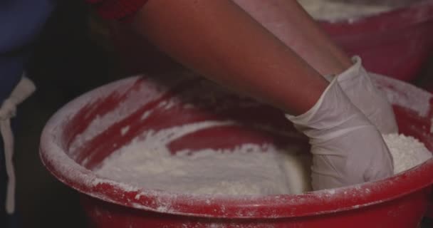 Baker Pouring Flour Kitchen Chobareti Meskhetian House Mzianeti Georgia Закриття — стокове відео