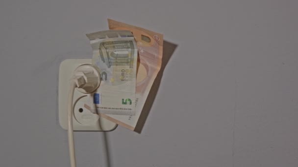 能源危机概念 通过插座连接电源插座持有的全部欧元票据 — 图库视频影像