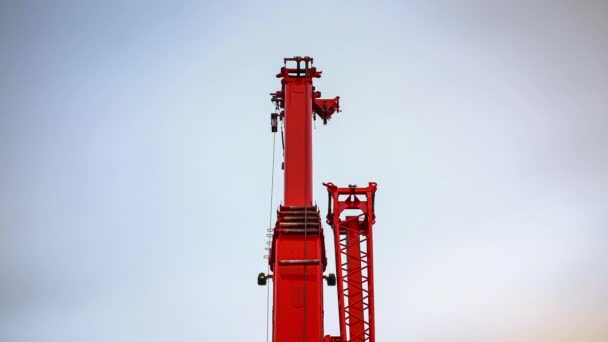 Red Telescopic Crane Met Boom Komt Naar Boven Termijn — Stockvideo