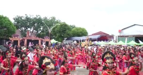 Выступление Rampak Topeng 100 Танцорами Масках Художественном Культурном Представлении Гегесик — стоковое видео