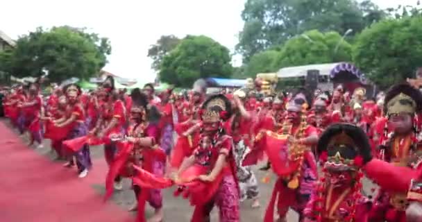 Выступление Rampak Topeng Участием 100 Танцоров Масках Художественном Культурном Представлении — стоковое видео