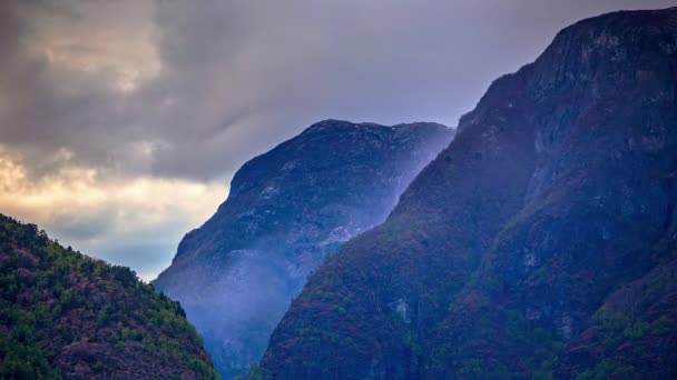 Tijd Verstrijken Van Wolken Vorming Boven Bergtoppen Met Gouden Uur — Stockvideo