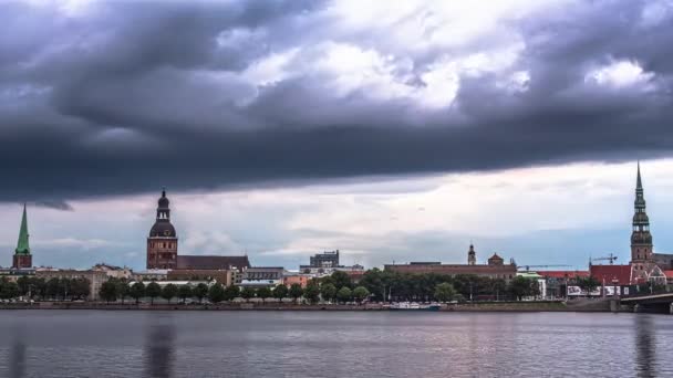 Cidade Timelapse Letónia Riga Nuvens Tempestuosas Passar Rio Daugava Fluindo — Vídeo de Stock