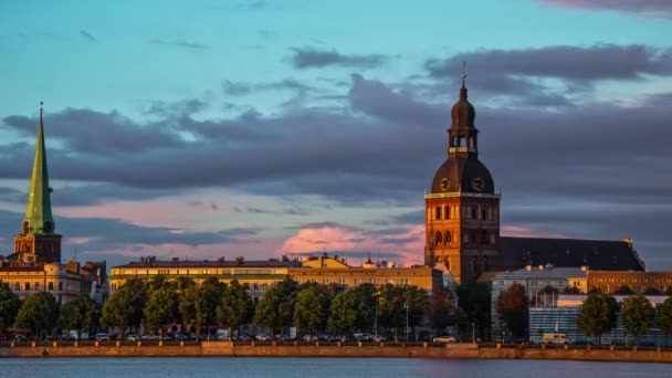 Timelapse Solnedgång Riga Lettland Rörliga Moln Ovanför Gamla Stan Och — Stockvideo