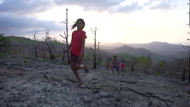 Χαρούμενος Φιλικός Άνθρωποι Στα Παιδιά Του Βουνού Ένα Παιδί Μαζί — Αρχείο Βίντεο