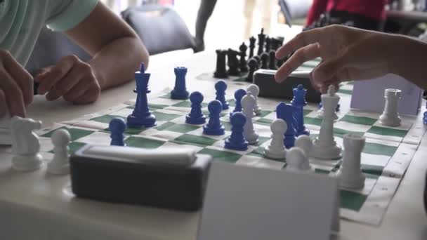 Közelről Fiatal Játékosok Sakkversenyén — Stock videók