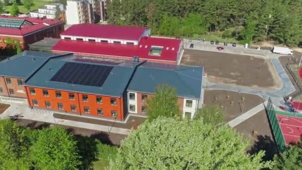 Widok Powietrza Panele Słoneczne Dachu Szkoły Słoneczny Letni Dzień Koncepcja — Wideo stockowe