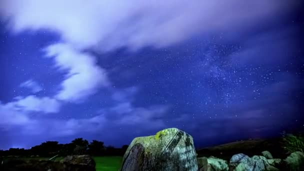 Timelapse Noite Estrelada Estação Satélite Com Pedra Rochosa Vale Campo — Vídeo de Stock