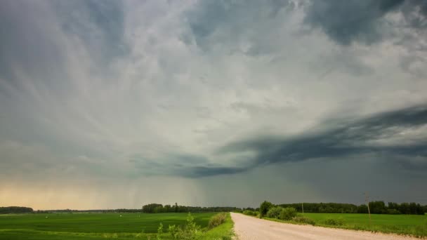 Ciemny Deszcz Chmury Nad Drogą Kraju Zielone Pole Dramatyczne Timelapse — Wideo stockowe