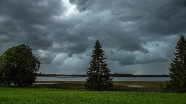 田舎の湖の上で一緒に動く濃い嵐の雲の時間の経過 — ストック動画