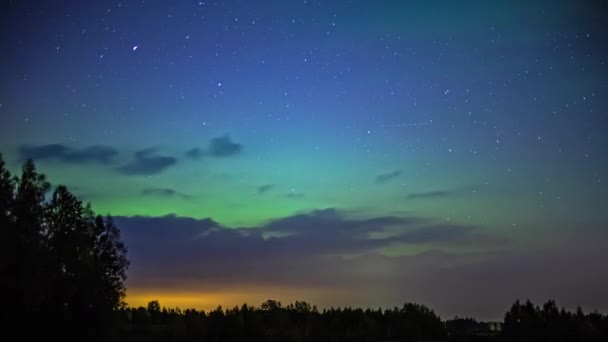 北の光の間を流れ星が通過する星空の下を通過する雲の空に焦点を当てた時間の経過 — ストック動画