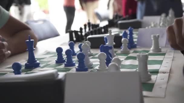 Schachbewegungen Junger Spieler Turnieren Schwarzen Und Blauen Figuren — Stockvideo