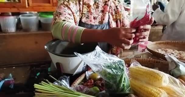 Azjatycki Tradycyjny Rynek Warzyw Handlowcy Owinąć Chili Pomidory Szalotki Plastikowych — Wideo stockowe