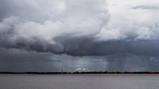 Timelapse Nuvens Tempestuosas Movendo Ameaçadoramente Sobre Área Habitada — Vídeo de Stock