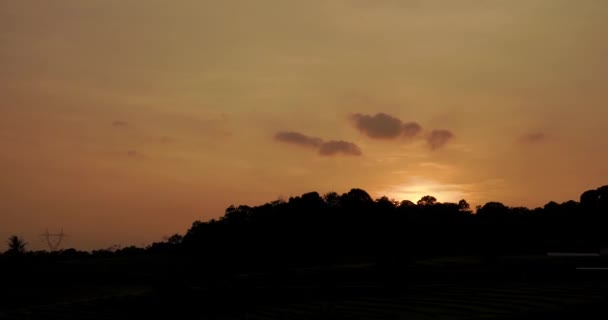 Gyönyörű Napfelkelte Felett Vad Dzsungel Hegyek Gördülő Felhők Természetben Indonézia — Stock videók