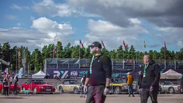 ラトビア リガで開催されたRx World Rally Cross Championshipを曇りの日に観戦するためにスタジアム内を歩く観客のタイムラプスショット — ストック動画