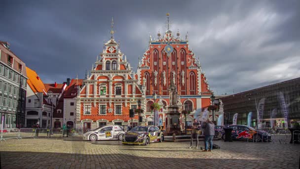 Girato Auto Corsa Mostra Fronte Vecchio Edificio Storico Riga Lettonia — Video Stock