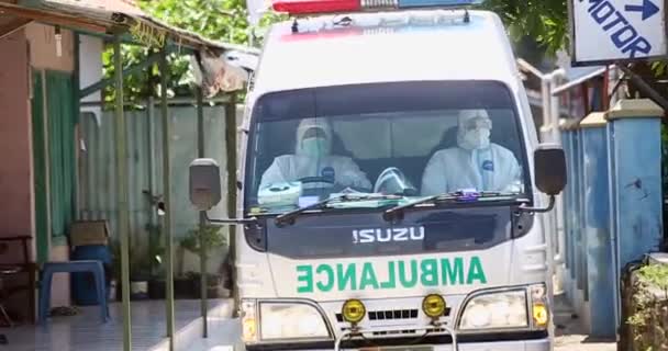 Ambulanser Och Sjukvårdspersonal Hämtar Patienter Genom Att Korsa Bostadsområden Västra — Stockvideo