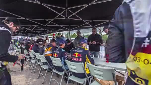 World Rally Crossチャンピオンシップドライバーの静的ショット昼間のモータースポーツファンのためのサイン会 — ストック動画
