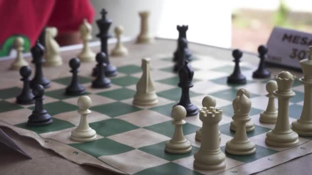 Närbild Ett Schackbräde Medan Spelarna Tror Att Deras Spel — Stockvideo