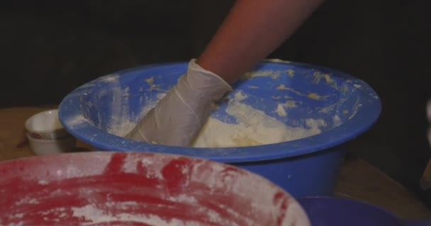 Khinkali Gürcistan Hamur Köftesi Için Hamur Hazırlamak Için Karıştırma Ekleme — Stok video