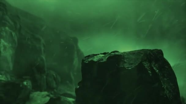 嵐のような古代の異星人の衝突現場の映画撮影 遠くに繊細な宇宙船の広大な船体の円滑な上昇を明らかにし エイリアンのPertoglipsで切り取られた過去の岩 緑の色のスキーム — ストック動画