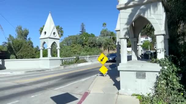 Пожарный Департамент Лос Анджелеса Парамедики Проезжают Историческому Шекспировскому Мосту Лос — стоковое видео