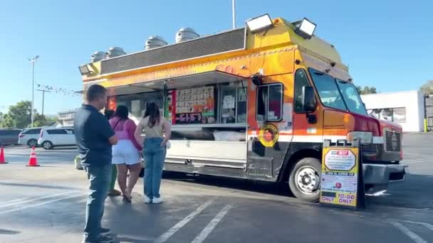 カリフォルニア州ロサンゼルスのサンセット ストリップのフードトラックからタコスを注文する人々 — ストック動画