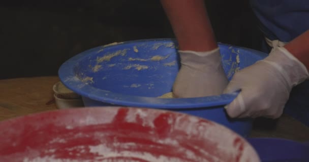 手袋で手を閉じるKinkali餃子のために生地をこねる — ストック動画