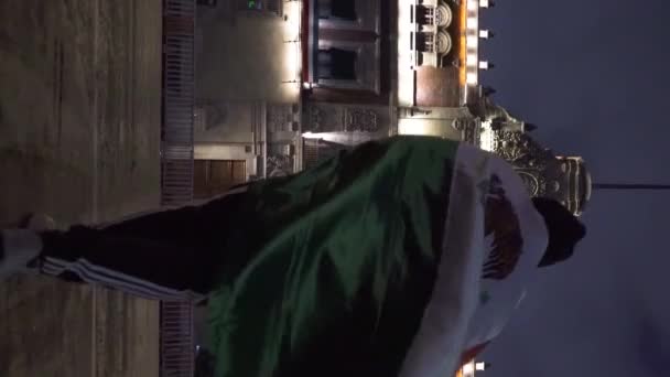 Odwrócony Film Człowieka Idącego Kierunku Kościoła Meksyku Meksykańską Flagą Podczas — Wideo stockowe