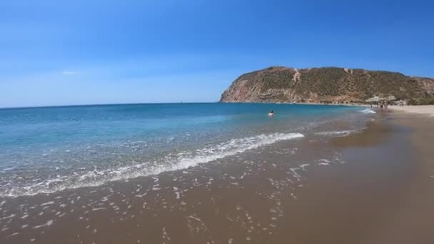 Correndo Uma Praia Areia Grega Mar Mediterrâneo Calmo Céu Azul — Vídeo de Stock