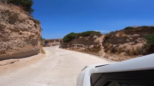 Estrada Sinuosa Entre Paredes Pedra Uma Ilha Grega Dirigindo Férias — Vídeo de Stock