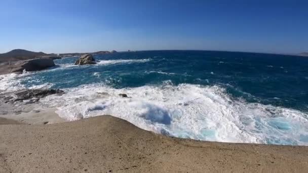 パノラマ ギリシャの岩の多い島の海岸から見た大きな波と泡の地中海 風の強い天候 — ストック動画