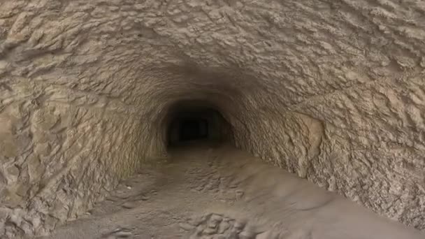 Karanlık Bir Enf Ile Küçük Bir Tünel Manzarası Keskin Kayalar — Stok video