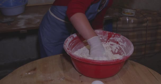 Femme Baker Ajouter Eau Sur Farine Faisant Pâte Pour Dumpling — Video
