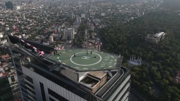 Kinematografický Bezpilotní Snímek Lidí Největším Heliportu Mexiku Pozadí Lesa Chapultepec — Stock video