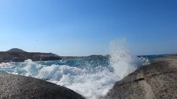 Stříkající Voda Řeckém Skalnatém Břehu Větrné Počasí Velké Vlny — Stock video