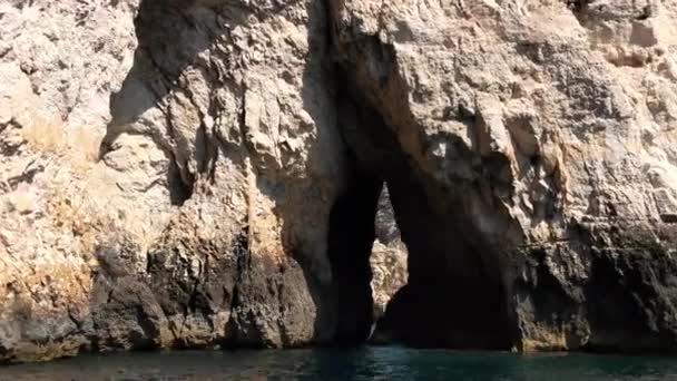 Vista Barco Turístico Passando Cavernas Costeiras Dia Ensolarado Verão Blue — Vídeo de Stock