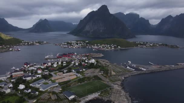 Sakrisoy Olenilsoya Hamnoy Eilanden Tegen Reinefjorden Fjord Steile Bergen Kliffen — Stockvideo