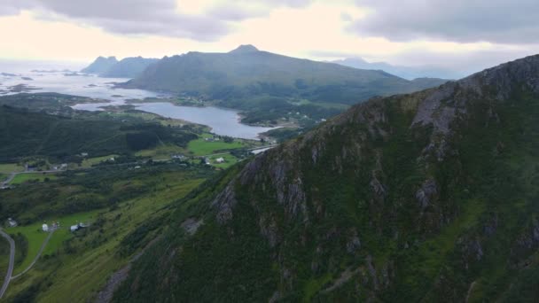 Fotografia Aérea Das Montanhas Torno Lago Justadvatnet Lofoten Noruega — Vídeo de Stock