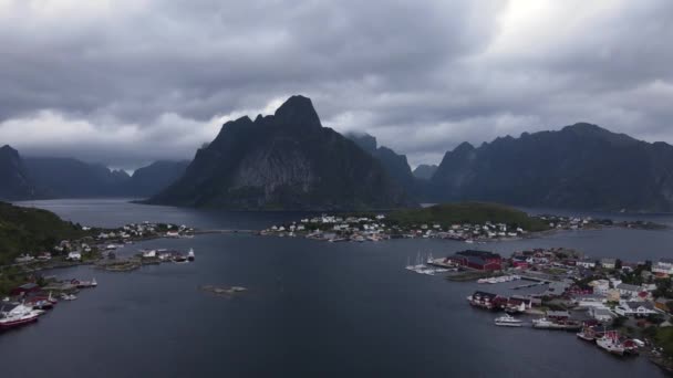 Εναέρια Πάνω Από Νορβηγική Πόλη Reinebringen Στο Lofoten Νορβηγία — Αρχείο Βίντεο