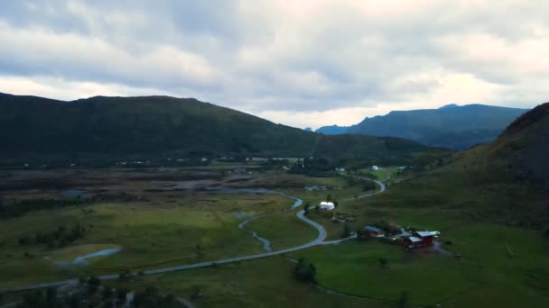 Aeronáutica Supervisionando Montanhas Terras Agrícolas Lofoten Noruega — Vídeo de Stock
