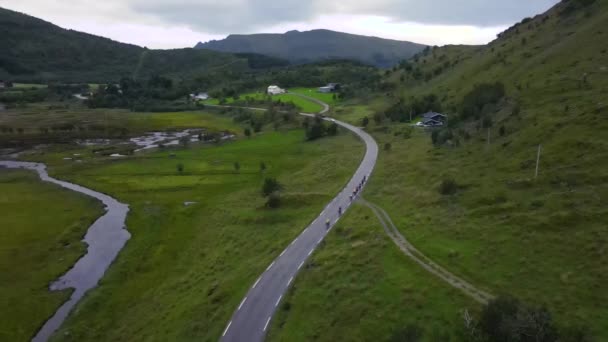 Воздух Над Дорогой Быстрыми Велосипедистами Идущими Вверх Холму Лофотен Норвегия — стоковое видео