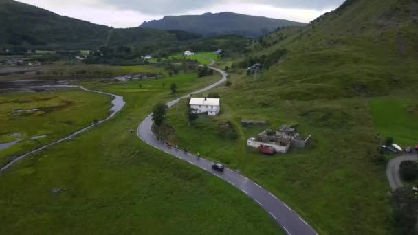 Aerial Μερικοί Ποδηλάτες Οδηγούν Ποδήλατό Τους Δύσκολες Συνθήκες Στο Lofoten — Αρχείο Βίντεο