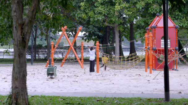 Ungar Springer Och Leker Lekplatsen Changi Beach Park Singapore Bred — Stockvideo