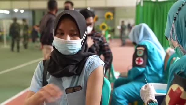 Zdravotní Sestra Bezpečnostních Rukavicích Ochranné Masce Aby Vakcína Injekce Pro — Stock video