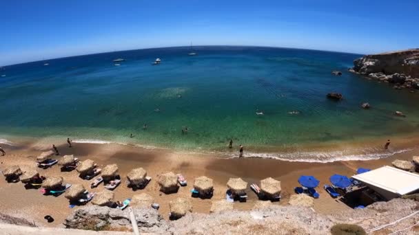ギリシャのサンディビーチ地中海に隣接するパラソル 夏休み — ストック動画