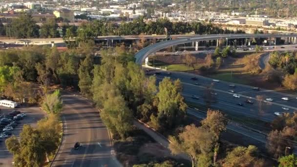 カリフォルニア州ロサンゼルスのイーグルロック地区のグレンデール2とベンチュラ134高速道路のインターチェンジ 空中ビューの上昇 — ストック動画